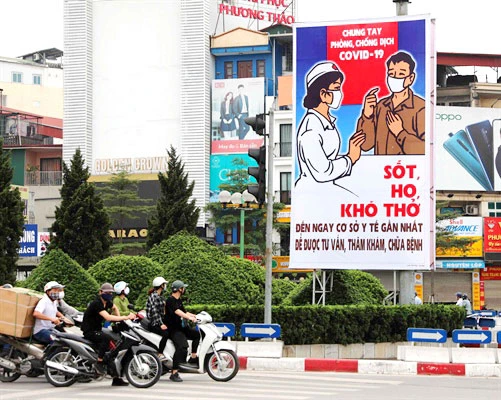 Tranh cổ động phòng chống dịch Covid-19 trên đường phố Hà Nội