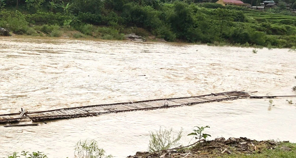 Cầu tạm ở xã Trung Tiến, huyện vùng biên Quan Sơn bị cuốn trôi một phần