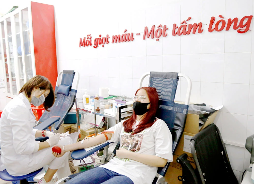 Bạn trẻ hiến máu tình nguyện tại điểm hiến máu nhân đạo 26 Lương Ngọc Quyến, Hà Nội trong những ngày phòng chống dịch Covid-19