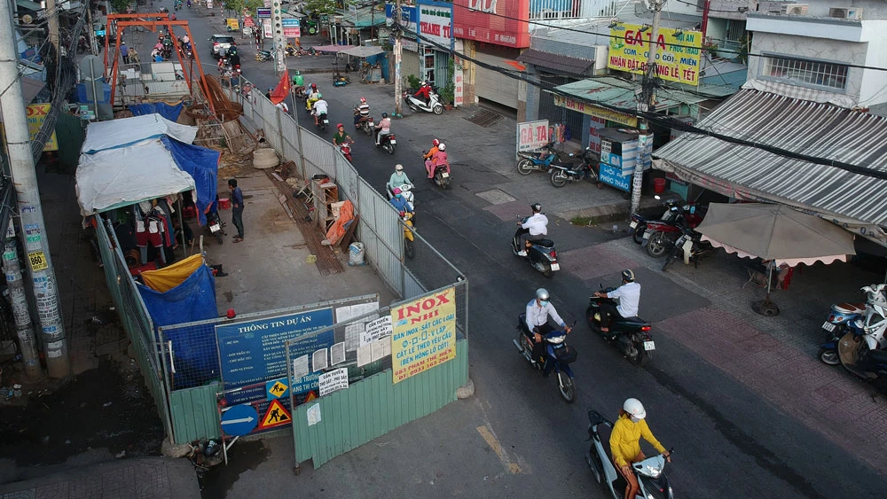 Rào chắn thi công công trình ngầm trên đường Phạm Thế Hiển (quận 8), chụp ngày 29-8. Ảnh: CAO THĂNG