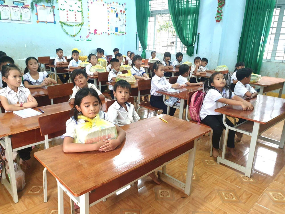100% học sinh Trường Tiểu học Nguyễn Trãi, xã Đắk Ha, huyện Đắk G’Long, tỉnh Đắk Nông không thiếu sách giáo khoa. Ảnh: ĐÔNG NGUYÊN