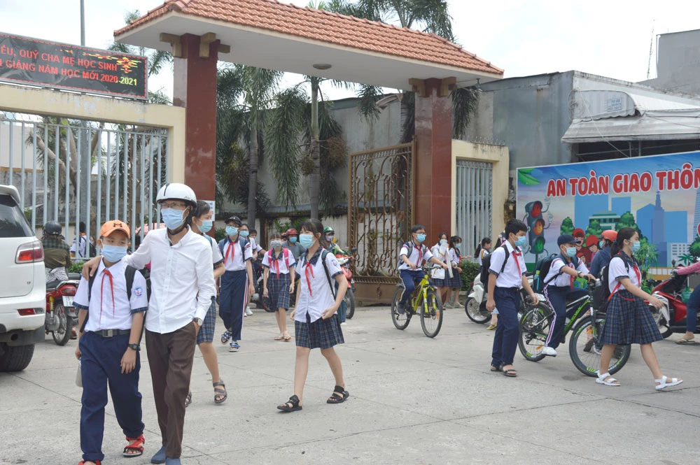 Giờ tan trường của học sinh Trường THCS Nguyễn Trãi, quận Gò Vấp. Ảnh: ĐỨC TRUNG