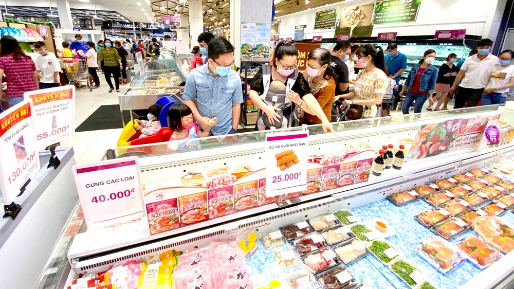 Đông đảo khách hàng đến mua sắm tại siêu thị Aeon Bình Tân, TPHCM. Ảnh: CAO THĂNG