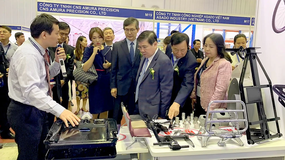 Chủ tịch UBND TPHCM Nguyễn Thành Phong tìm hiểu khả năng kết nối sản phẩm công nghiệp hỗ trợ tại Hội chợ công nghiệp hỗ trợ Việt Nam cuối năm 2019