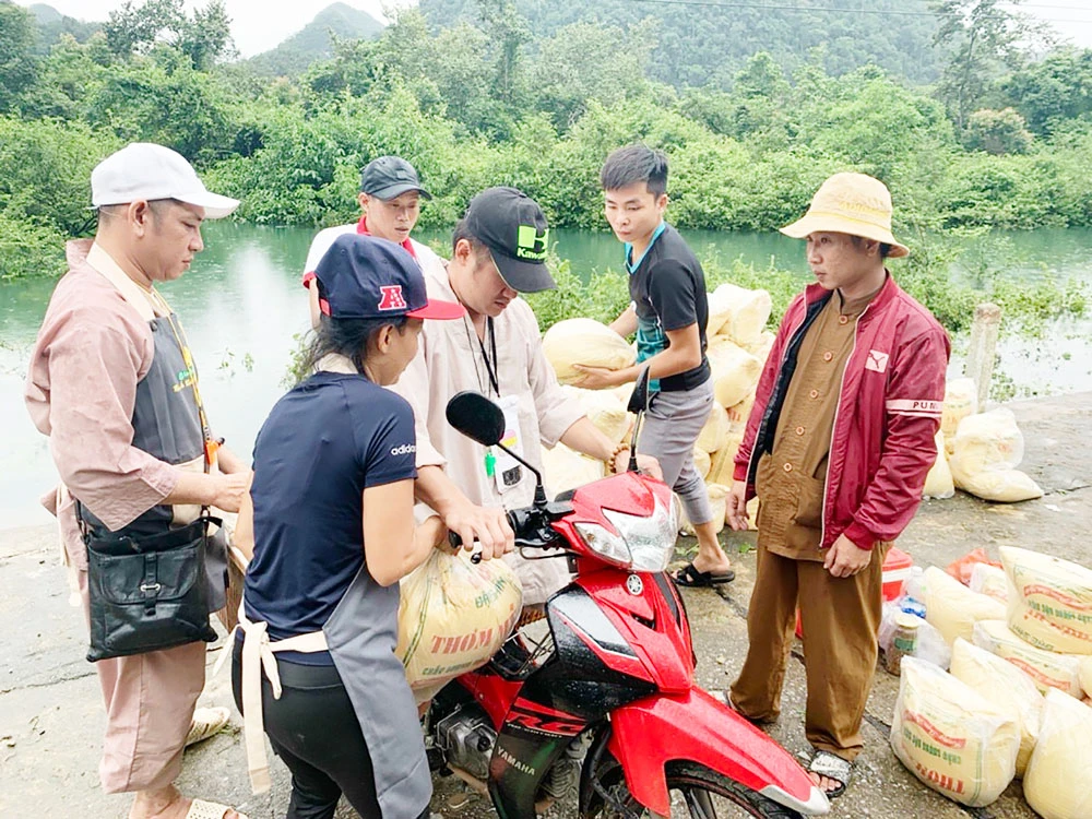 Một nhóm từ thiện vận chuyển hàng cứu trợ tại miền Trung