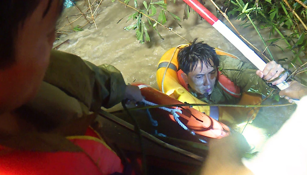 Bộ đội cắt lũ tiếp cận cứu người dân ở hạ du sông Hà Thanh, Bình Định, trong đêm 10-11. Ảnh: XUÂN HUYÊN