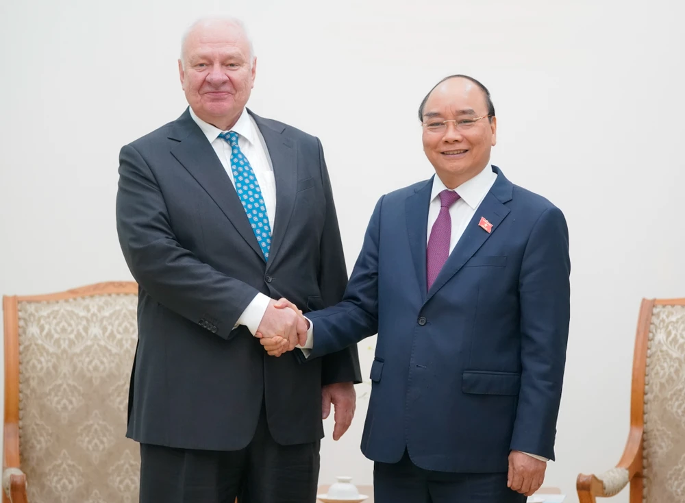 Thủ tướng Nguyễn Xuân Phúc tiếp Đại sứ Nga tại Việt Nam Konstantin Vnukov. Ảnh: VGP/Quang Hiếu