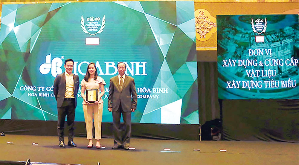 Bà Trần Kim Ngân - đại diện Tập đoàn Xây dựng Hòa Bình nhận giải thưởng