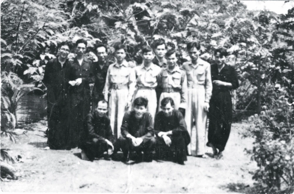 Đồng chí Lê Đức Anh (hàng đứng thứ hai từ phải qua) cùng với bộ đội khu Sài Gòn - Chợ Lớn thời điểm 1948 - 1950. Ảnh: Tư liệu
