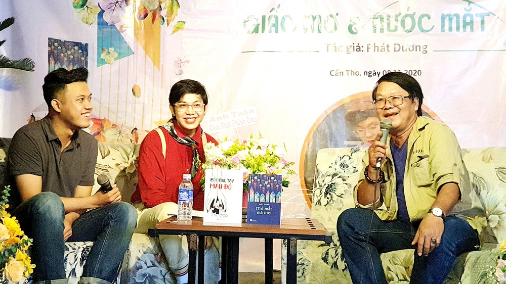 Tác giả trẻ Phát Dương (ngồi giữa) trong một buổi ra mắt sách 