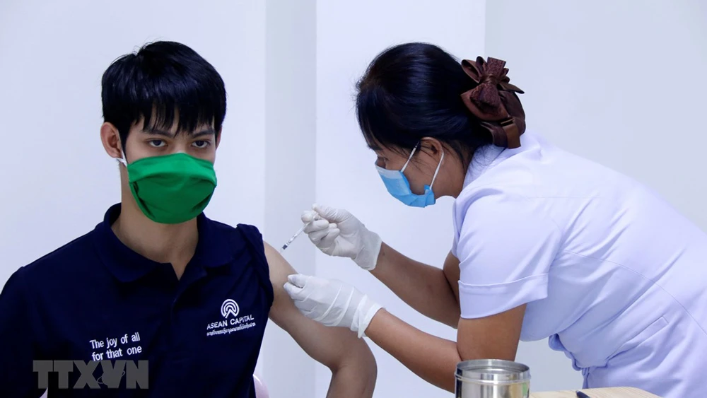 Tiêm vaccine phòng Covid-19 tại Lào. Ảnh: TTXVN