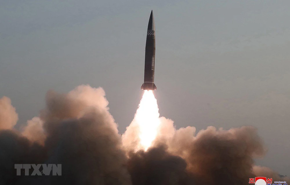 Tên lửa đạn đạo dẫn đường chiến thuật kiểu mới do Học viện Khoa học Quân sự Triều Tiên phóng thử từ thị trấn Hamju, tỉnh Nam Hamgyong ngày 25-3-2021. Ảnh: YONHAP/TTXVN