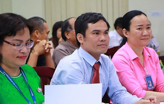 TS. Đào Tuấn Hậu, Trưởng Khoa Triết học, Trường ĐH KHXH & NV TPHCM (ngồi giữa)