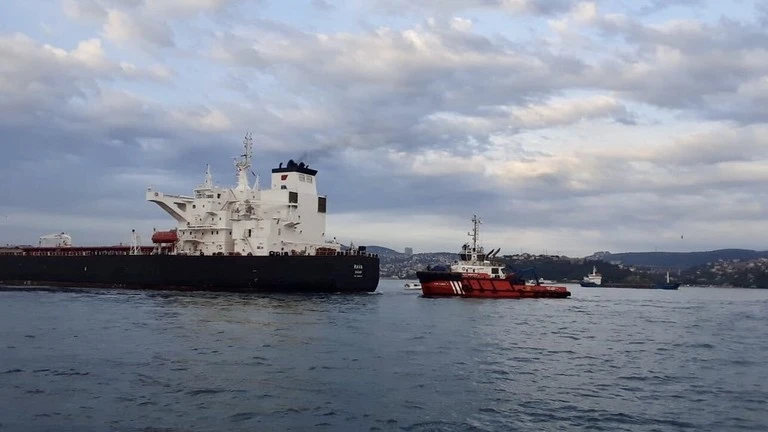 Tàu chở dầu gặp sự cố được lai dắt tới nơi an toàn. Ảnh: RT