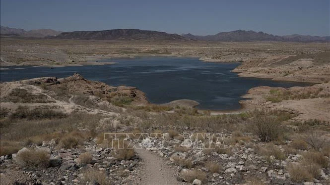 Một hồ nước gần Las Vegas, bang Nevada, Mỹ gần khô cạn do nắng nóng kéo dài, ngày 10-6-2021. Ảnh: AFP/TTXVN