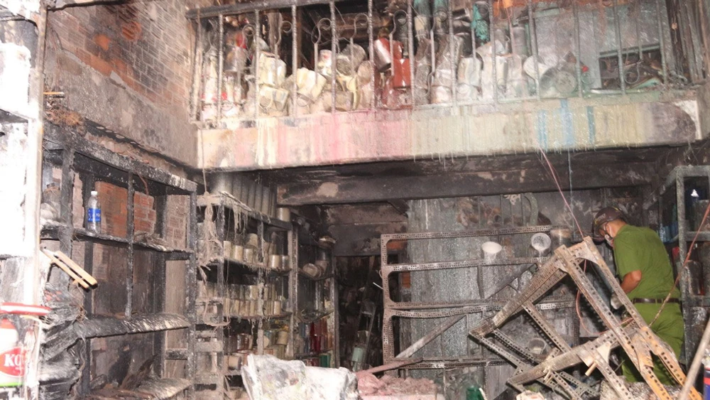 Hiện trường vụ cháy ngày 26-4 tại cửa hàng sơn số 693 Lý Thường Kiệt, phường 11, quận Tân Bình