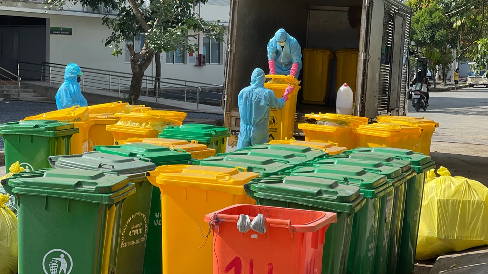 Thực hiện tốt phân loại rác tại nguồn sẽ giúp tiết kiệm nhân lực và chi phí xử lý rác. Ảnh: HOÀNG HÙNG