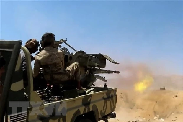 Binh sĩ quân đội chính phủ Yemen giao tranh với phiến quân Houthi tại Marib, Yemen, ngày 28-6-2021. Ảnh: AFP/TTXVN
