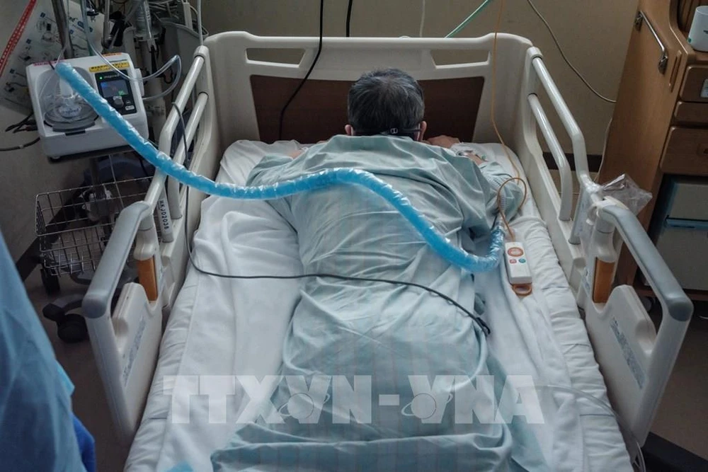 Bệnh nhân Covid-19 được điều trị tại bệnh viện ở Sapporo, Nhật Bản, ngày 3-8-2021. Ảnh: AFP/ TTXVN