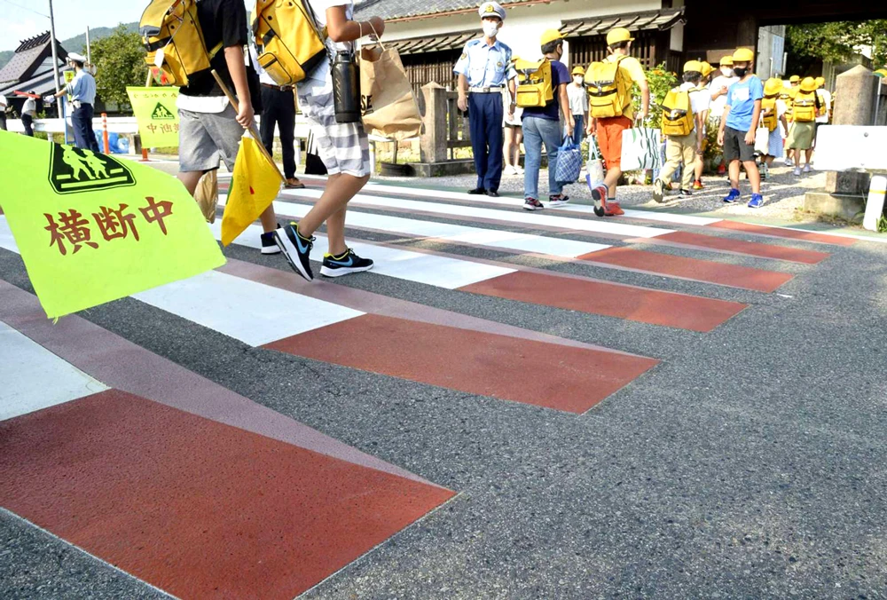 Lối đi bộ 3D được thực hiện trước Trường Tiểu học Chiyokawa ở Kameoka, Kyoto