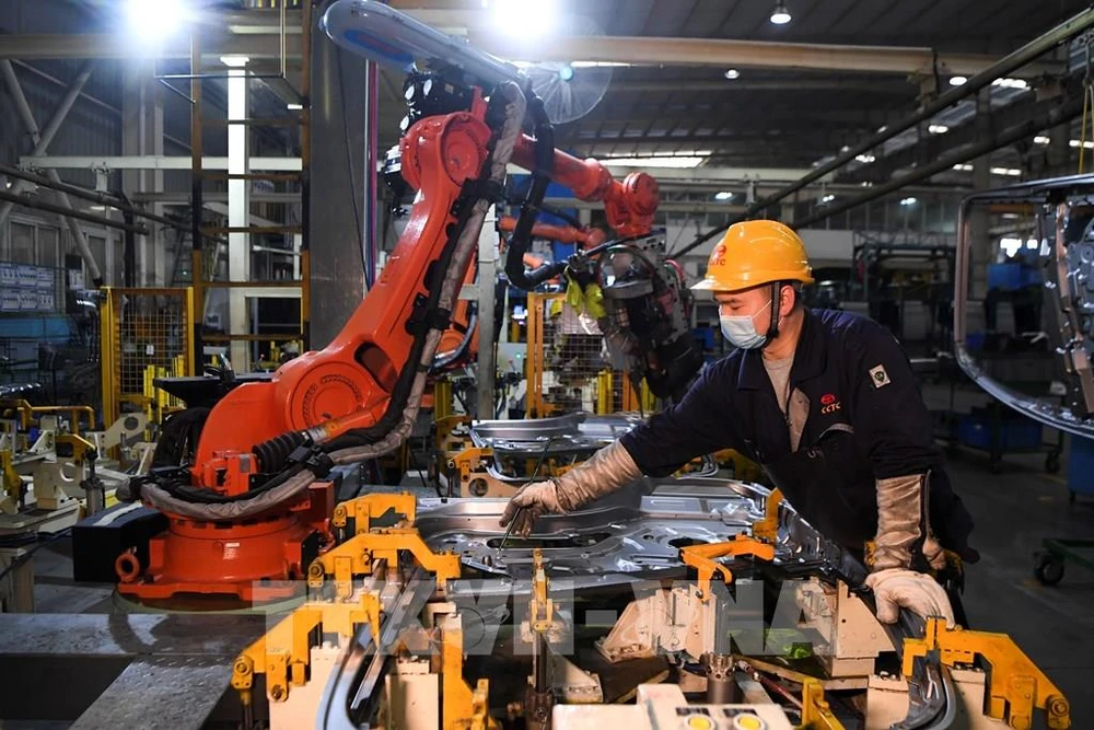 Công nhân làm việc bên trong một nhà máy ở Du Bắc, tỉnh Trùng Khánh, Trung Quốc. Ảnh: THX/TTXVN