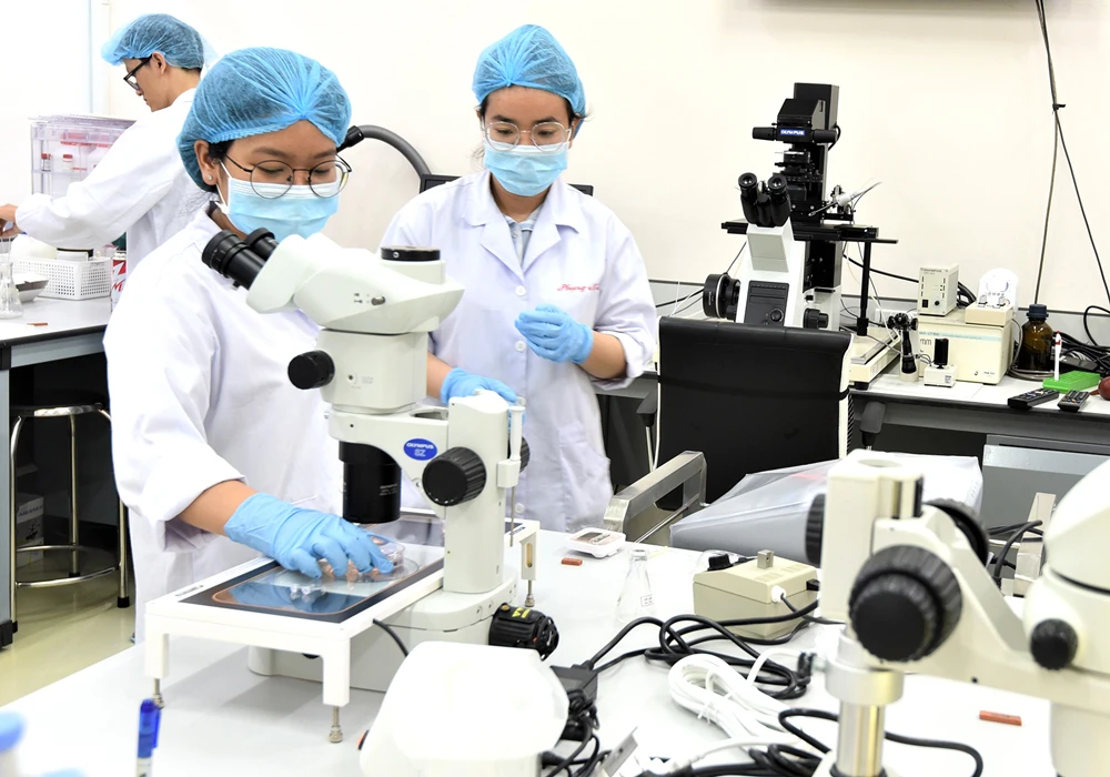 Sinh viên ngành Công nghệ sinh học Trường ĐH Quốc tế (ĐH Quốc gia TPHCM) thực hành tại phòng thí nghiệm 