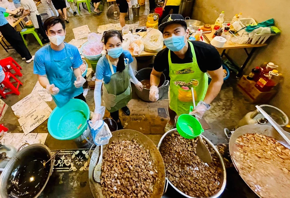 Anh Phạm Hữu Tình (phải) và nhóm nấu cơm thiện nguyện mùa dịch