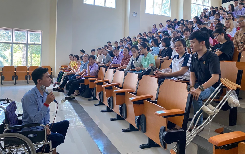 Thầy giáo Đặng Hoàng An chia sẻ với các sinh viên (Ảnh chụp trong những ngày dịch chưa bùng phát trong cộng đồng)