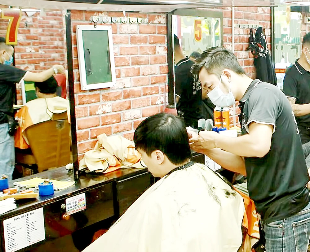 Nhiều tiệm cắt tóc ở Hà Nội đông khách sau khi được mở cửa trở lại. Ảnh: VIẾT CHUNG