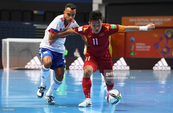Đội trưởng Văn Vũ trước tình huống áp sát từ cầu thủ Nga tại futsal World Cup 2021