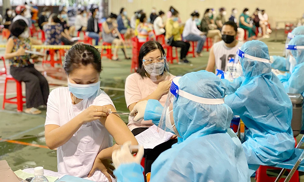 Tiêm vaccine Covid-19 tại phường Bến Thành, quận 1, TPHCM vào chiều 25-9. Ảnh: CAO THĂNG