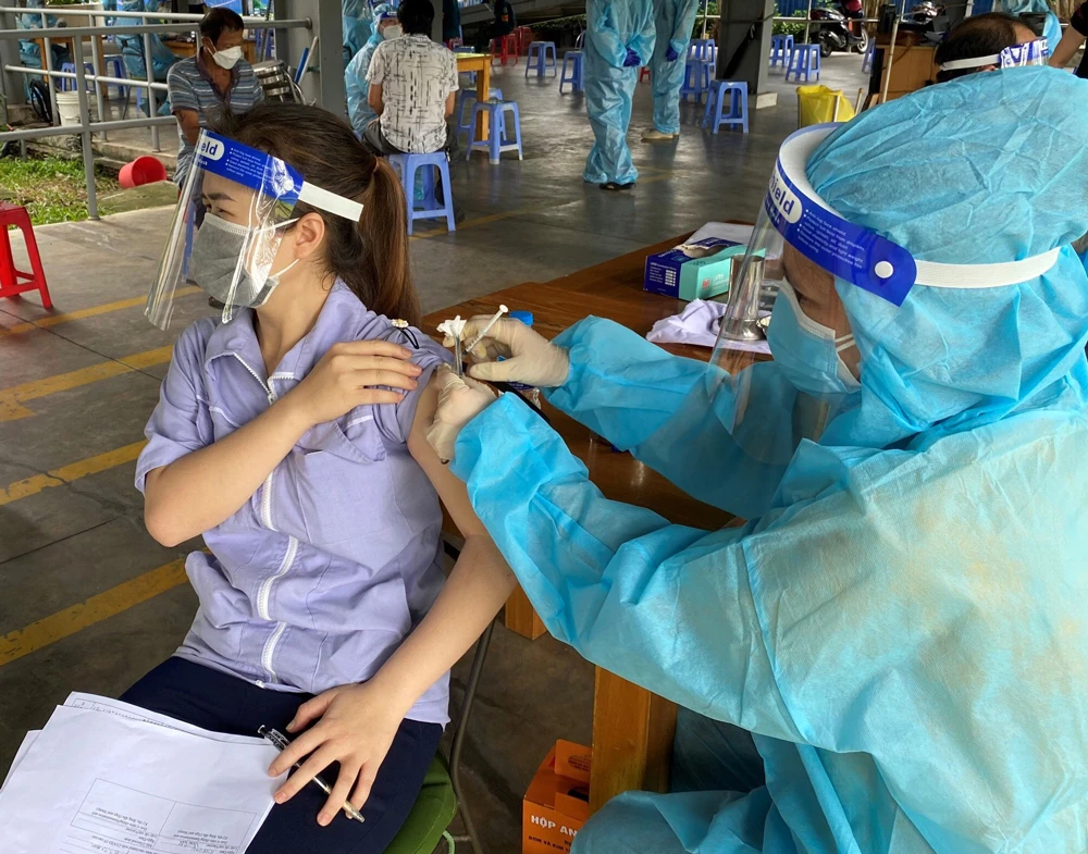 Công nhân KCX Tân Thuận được tiêm vaccine Covid-19, đảm bảo đủ điều kiện làm việc khi công ty phục hồi hoạt động sản xuất. Ảnh: PHƯƠNG UYÊN