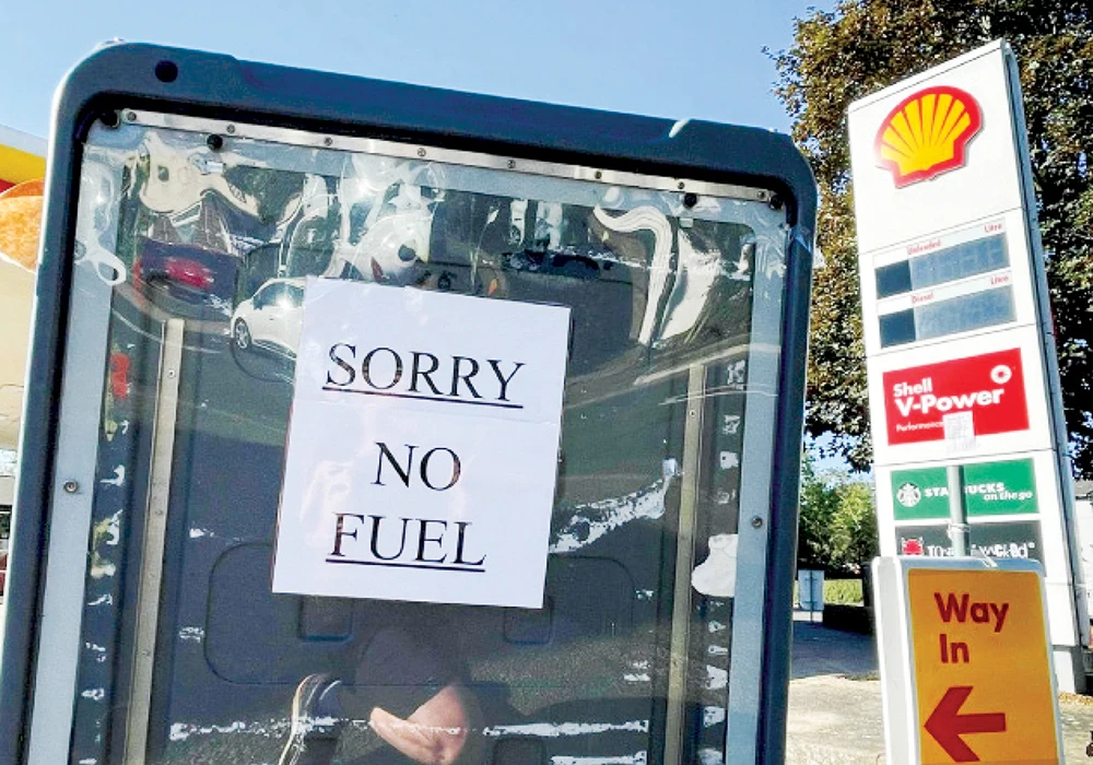 “Xin lỗi, hết xăng” là bảng thông báo xuất hiện tại các cây xăng trên khắp nước Anh. Ảnh: The Guardian