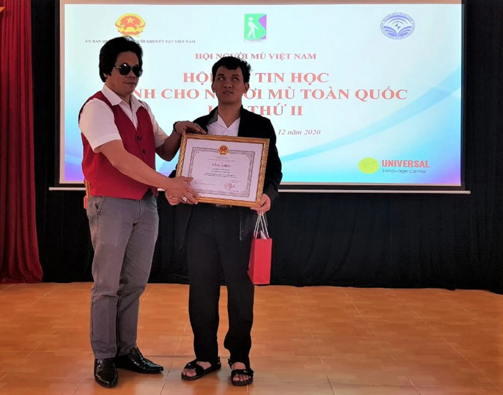 Đào Văn Thơm đoạt giải nhì Hội thi Tin học dành cho người khiếm thị toàn quốc lần 2 năm 2020