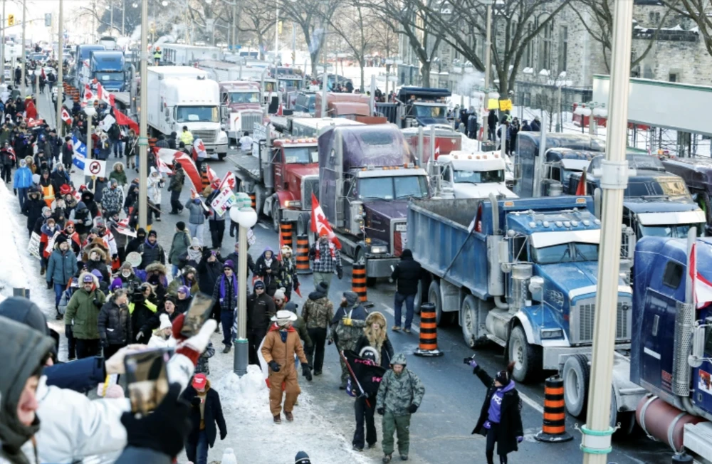 Xe tải đậu trên phố Wellington, gần Nhà Quốc hội ở Ottawa, Canada. Ảnh: REUTERS/TTXVN 