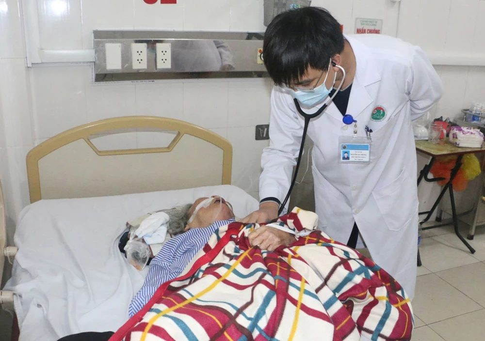 Bác sĩ thăm khám cho một bệnh nhân cao tuổi bị ngộ độc khí than do sưởi ấm