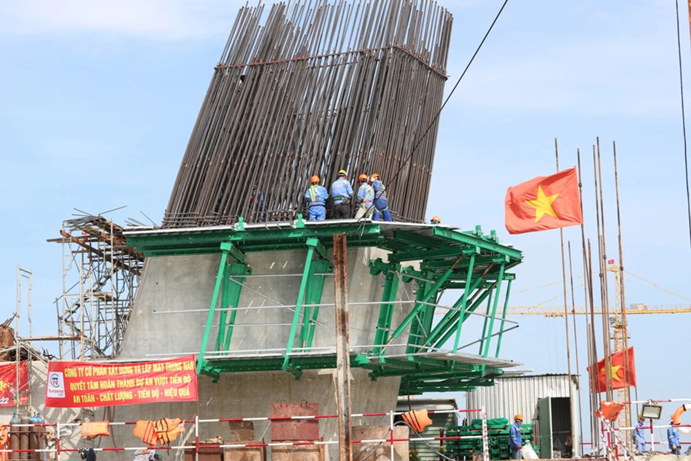 Các công nhân, kỹ sư khẩn trương thi công Dự án cầu Mỹ Thuận 2