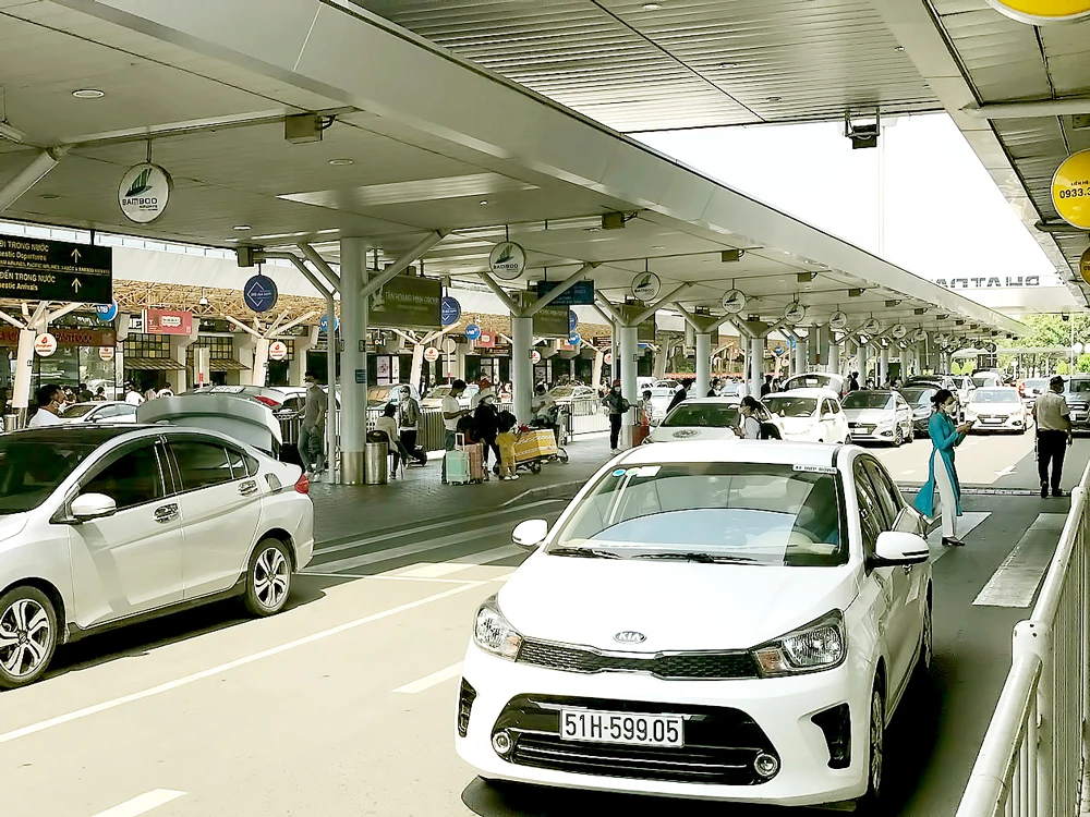 Vụ “Khổ sở… đón xe ở sân bay”: Mở thêm làn ô tô đón khách