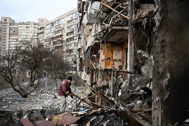 Tòa chung cư bị phá hủy ở Koshytsa, ngoại ô thủ đô Kiev, trong chiến dịch quân sự của Nga tại Ukraine, ngày 25-2. Ảnh: AFP/TTXVN