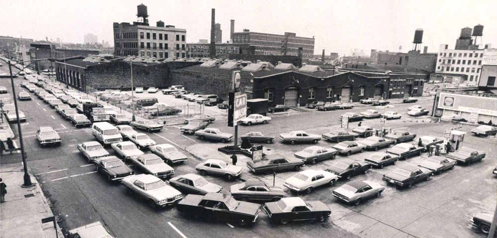 Ô tô xếp hàng chờ mua nhiên liệu ở Mỹ trong cuộc khủng hoảng giá dầu năm 1973