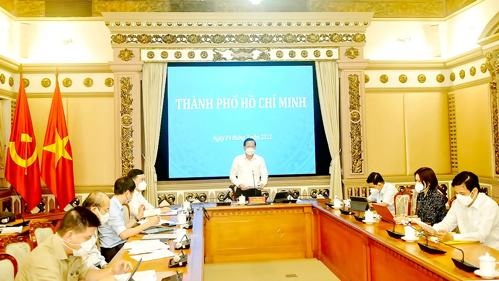 Chủ tịch UBND TPHCM Phan Văn Mãi trình bày báo cáo tại buổi làm việc. Ảnh: CAO THĂNG