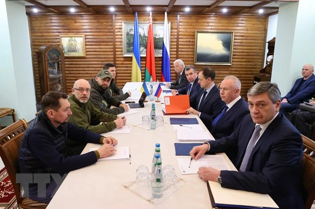 Phái đoàn Ukraine (trái) và Nga tại cuộc đàm phán ở vùng Brest, Belarus ngày 7-3-2022. Ảnh: AFP/TTXVN