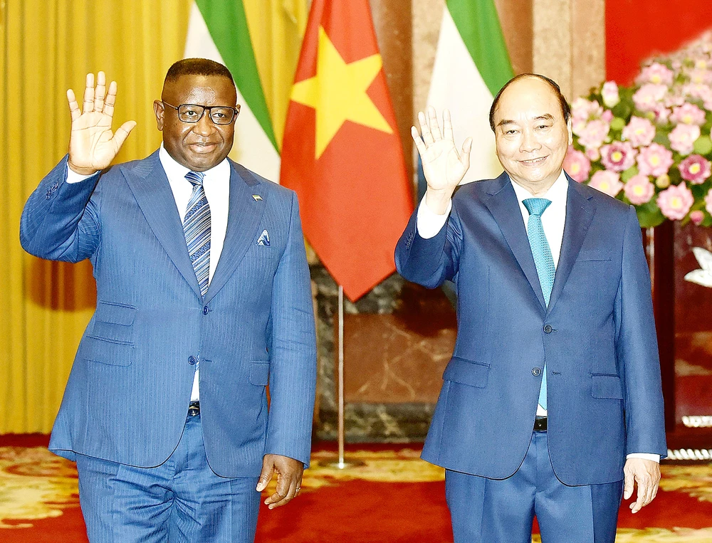 Chủ tịch nước Nguyễn Xuân Phúc và Tổng thống Cộng hòa Sierra Leone tại cuộc hội đàm. Ảnh: VIẾT CHUNG