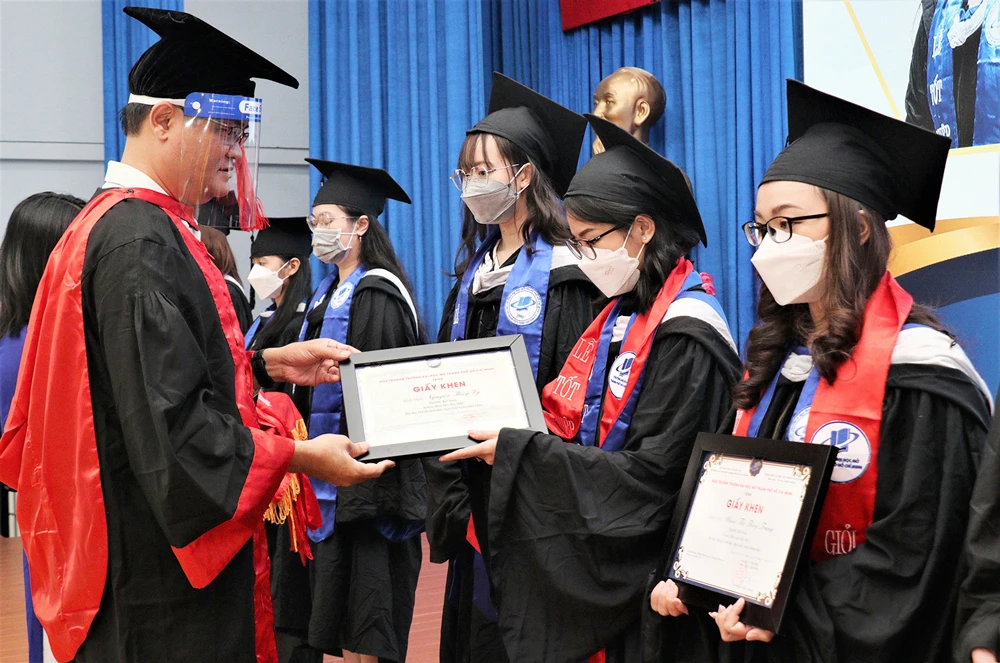 GS-TS Nguyễn Minh Hà, Hiệu trưởng Trường ĐH Mở, trao bằng tốt nghiệp cho các tân cử nhân ngày 13-3
