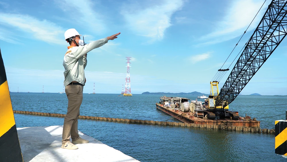 Các đơn vị đang nỗ lực thi công dựng trụ, kéo dây trên biển tại Phú Quốc để sớm đóng điện công trình