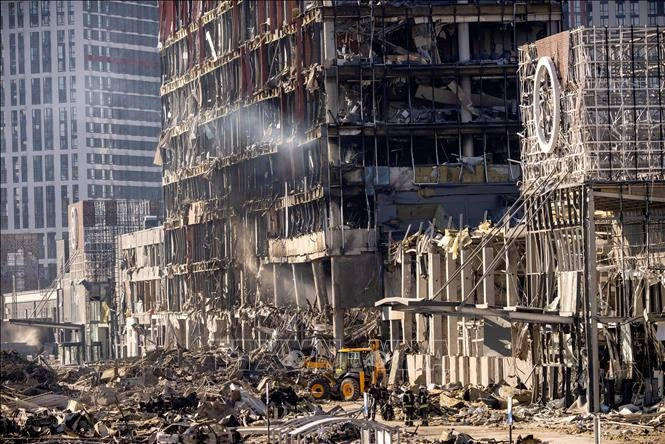 Những tòa nhà bị phá hủy trong xung đột ở phía bắc thủ đô Kiev, Ukraine ngày 21-3-2022. Ảnh: AFP/TTXVN