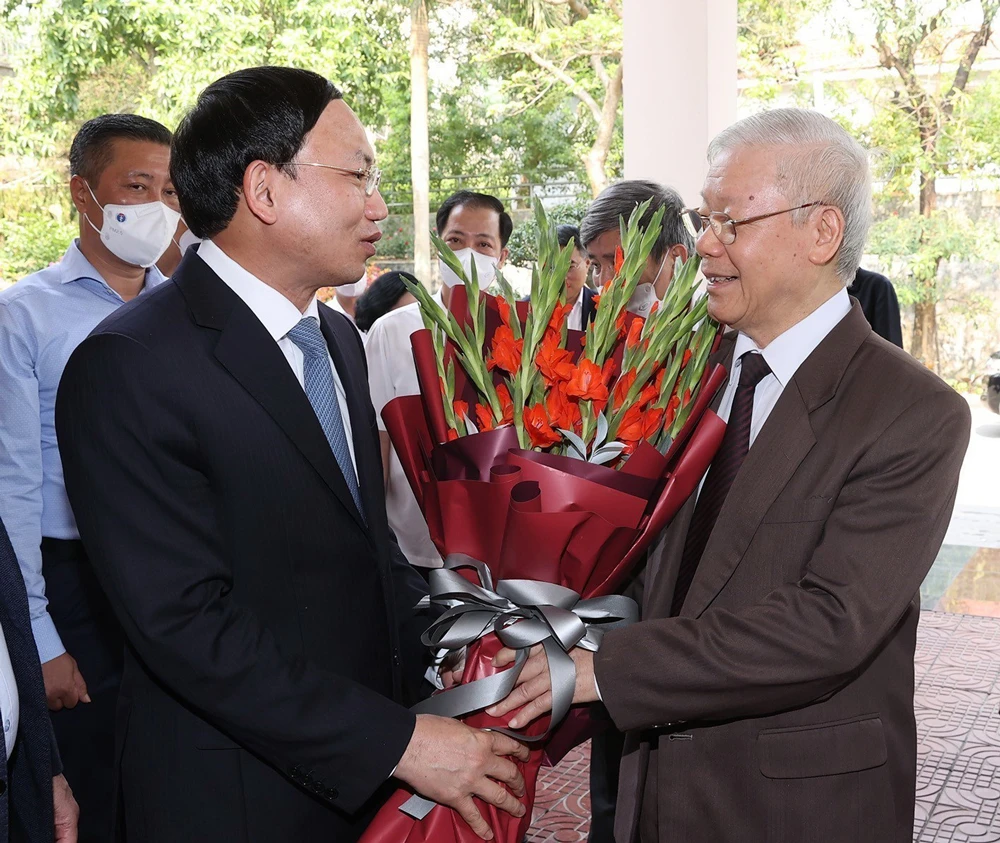 Bí thư Tỉnh ủy Quảng Ninh Nguyễn Xuân Ký tặng hoa chào mừng Tổng Bí thư Nguyễn Phú Trọng đến thăm, làm việc với nhân dân và lãnh đạo tỉnh Quảng Ninh. Ảnh: TTXVN