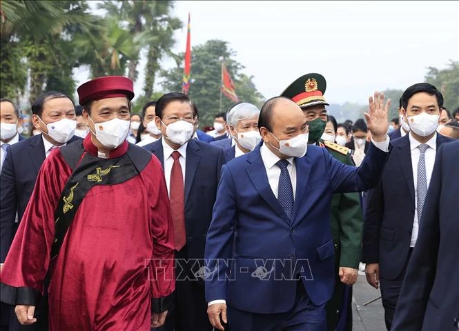 Chủ tịch nước Nguyễn Xuân Phúc chào người dân về dự Lễ dâng hương tưởng niệm các Vua Hùng năm 2022. Ảnh: TTXVN