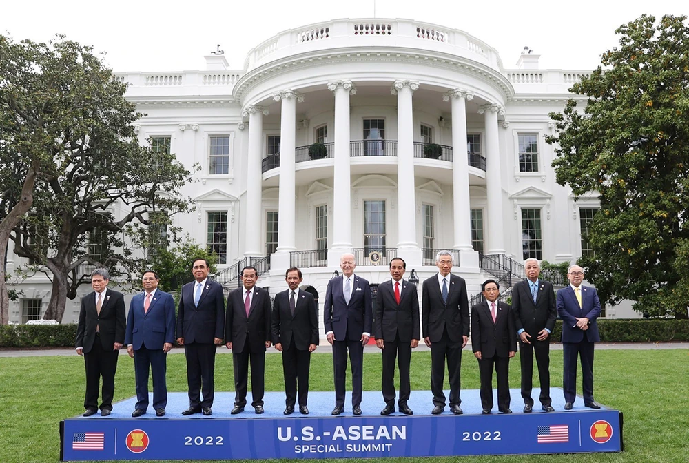 Tổng thống Hoa Kỳ và các lãnh đạo ASEAN. Ảnh: TTXVN