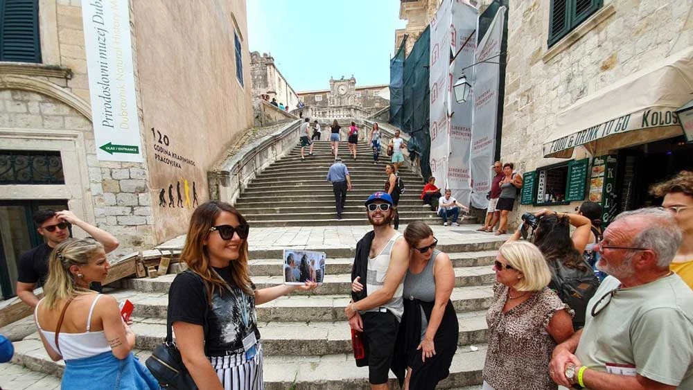 Du khách tham quan cổ thành Dubrovnik ở Croatia